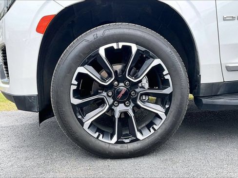 Used 2023 GMC Yukon Denali AWD/4WD image 2