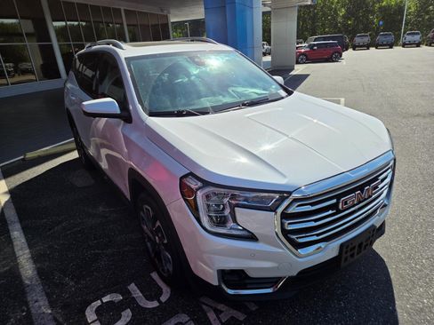 Used 2022 GMC Terrain SLT w/ Infotainment Package II FWD image 3