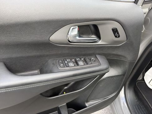 Used 2025 Chrysler Pacifica Select FWD image 14