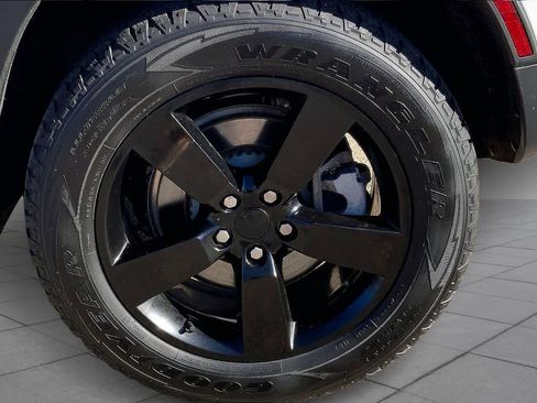 Used 2023 Land Rover Defender 110 SE image 10