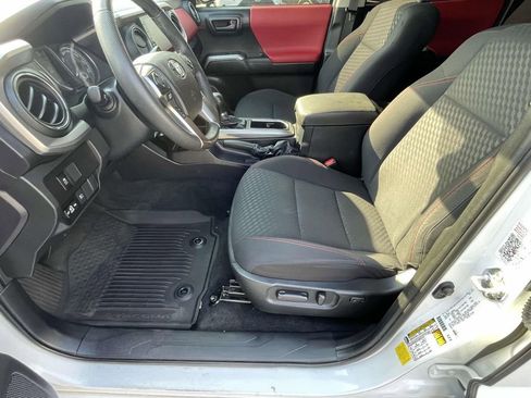 Used 2022 Toyota Tacoma SR5 w/ Technology Package image 15