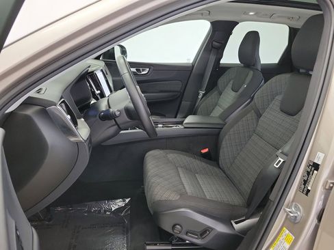 Used 2024 Volvo XC60 B5 Core AWD/4WD image 19