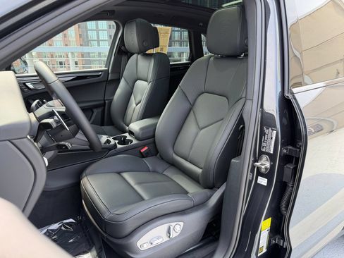 Used 2026 Porsche Macan AWD/4WD image 5