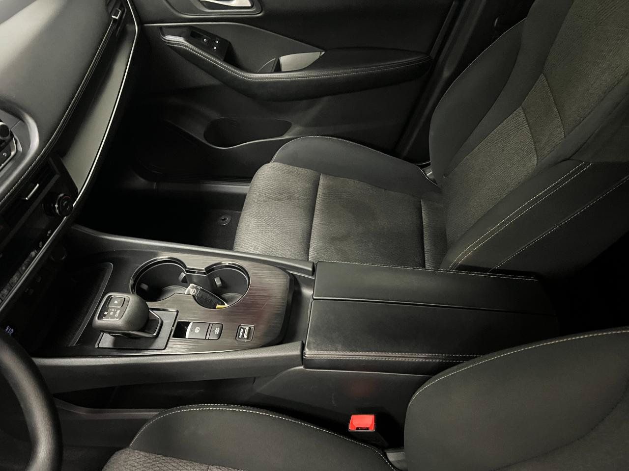 Used 2024 Nissan Rogue SV FWD image 23