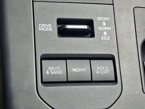 Used 2024 Toyota Highlander LE AWD/4WD image 26