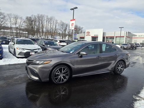 Used 2024 Toyota Camry SE image 3