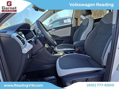 New 2025 Volkswagen Taos SE image 4