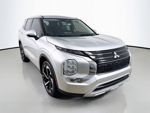 Used 2023 Mitsubishi Outlander SE FWD image 1