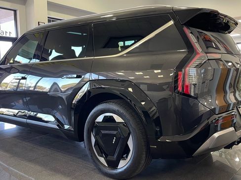 Used 2024 Kia EV9 Land image 3