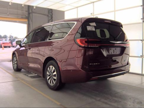 Used 2023 Chrysler Pacifica Touring-L FWD image 6