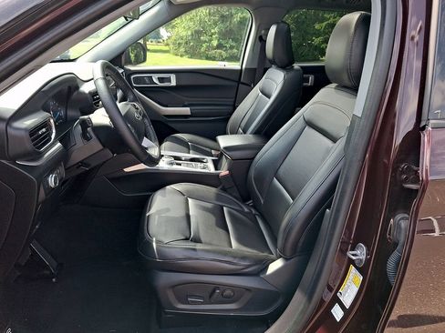 Used 2022 Ford Explorer XLT w/ Equipment Group 202A AWD/4WD image 16