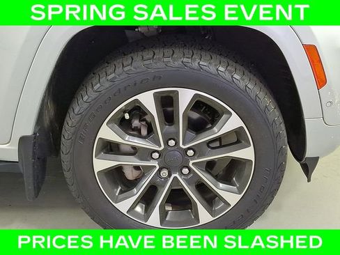 Used 2022 Jeep Grand Cherokee Overland w/ MOPAR Finishing Package image 9