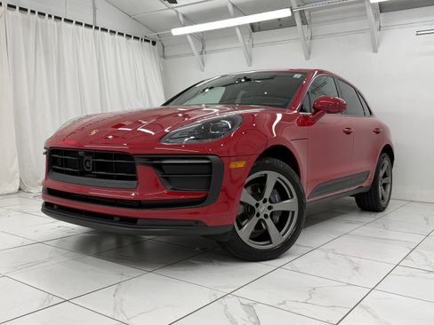 Certified 2024 Porsche Macan image 7