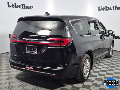 Used 2024 Chrysler Pacifica Touring-L image 7