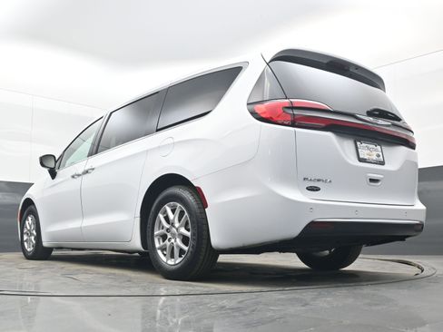 Used 2025 Chrysler Pacifica Select image 23