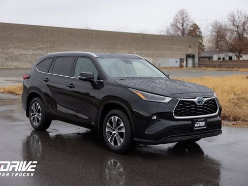 Used 2023 Toyota Highlander XLE image 2