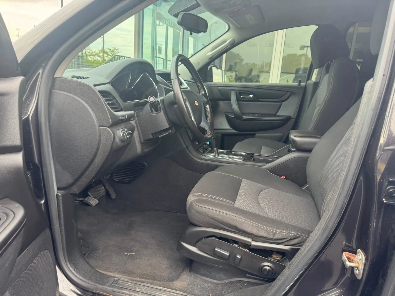 Used 2017 Chevrolet Traverse LT FWD image 9