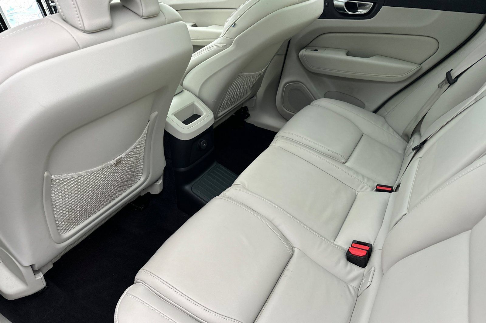 Used 2020 Volvo XC90 T8 Momentum w/ Protection Package AWD/4WD image 4