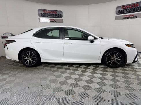 Used 2023 Toyota Camry SE image 2