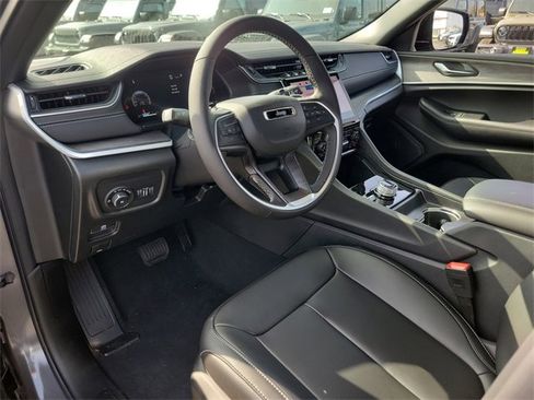 New 2025 Jeep Grand Cherokee Limited image 18