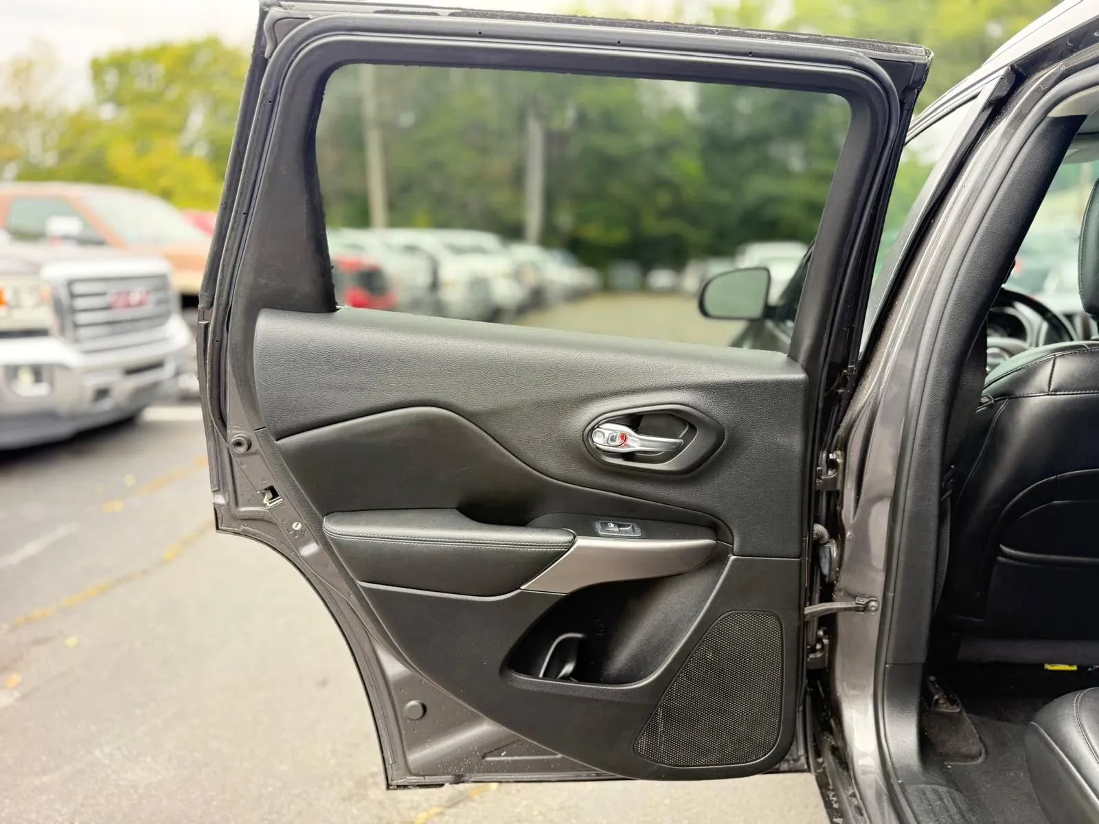 Used 2019 Jeep Cherokee Latitude Plus AWD/4WD image 21