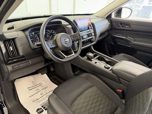 Used 2024 Nissan Pathfinder S image 29