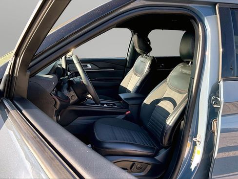 Used 2025 Ford Explorer ST-Line w/ Premium Package image 16