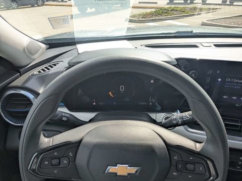 Used 2025 Chevrolet Trax LT FWD image 28