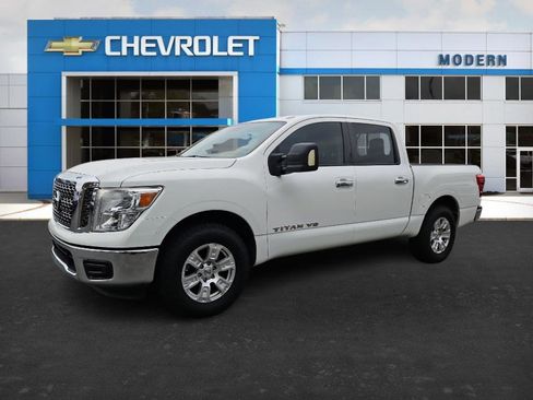 Used 2018 Nissan Titan SV image 1