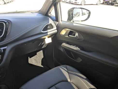 New 2026 Chrysler Pacifica Select FWD image 16