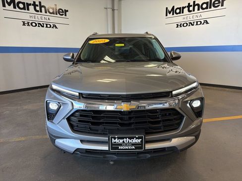 Used 2025 Chevrolet TrailBlazer LT AWD/4WD image 2