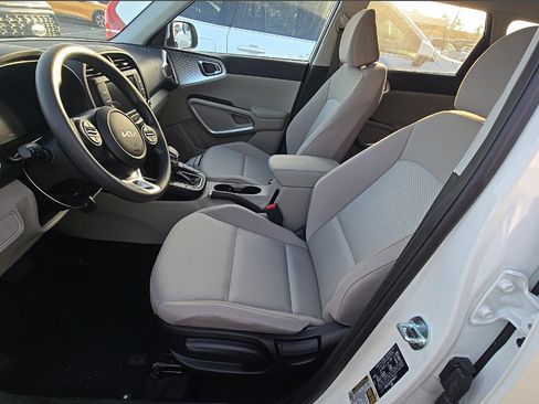 Used 2025 Kia Soul LX w/ LX Technology Package FWD image 8