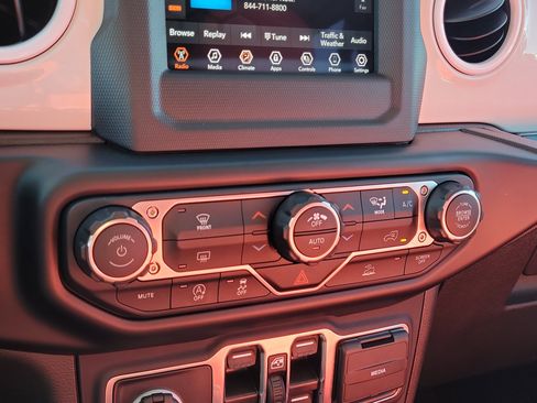 Used 2022 Jeep Wrangler Unlimited Sport image 25