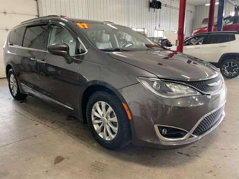 Used 2017 Chrysler Pacifica Touring-L image 5