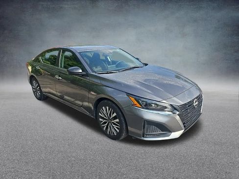 Used 2025 Nissan Altima 2.5 SV FWD image 2
