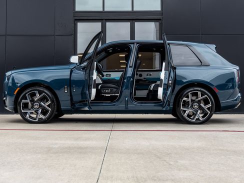 New 2026 Rolls-Royce Cullinan Black Badge image 11