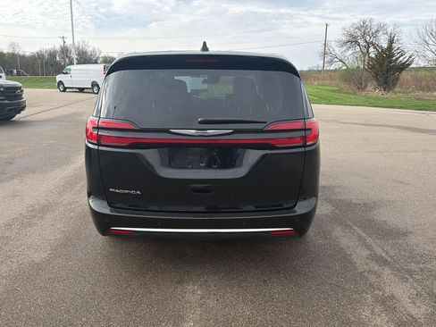 Used 2024 Chrysler Pacifica Touring-L image 4