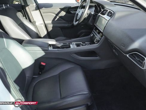 Used 2019 Jaguar F-PACE Premium image 31
