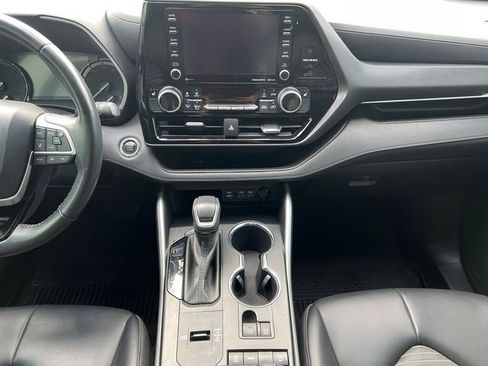 Used 2022 Toyota Highlander XSE FWD image 11