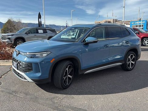 Certified 2025 Volkswagen Tiguan SE image 3