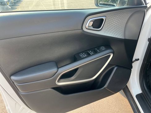 Used 2025 Kia Soul LX w/ LX Technology Package FWD image 18