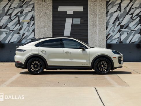 Used 2024 Porsche Cayenne Turbo GT AWD/4WD image 17