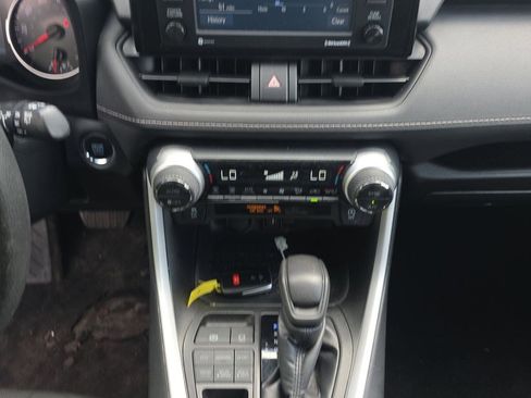 Used 2022 Toyota RAV4 XLE AWD/4WD image 10
