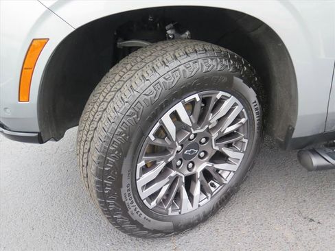 Used 2025 Chevrolet Suburban Z71 AWD/4WD image 26