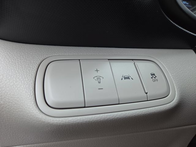 Certified 2022 Hyundai Venue SEL FWD image 19