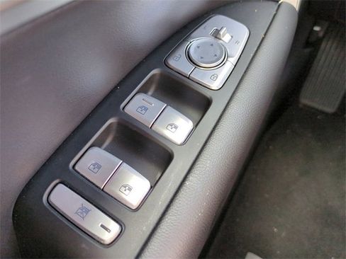 Used 2025 Genesis G70 2.5T image 22