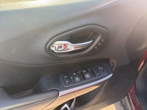 Used 2019 Jeep Cherokee Limited AWD/4WD image 9