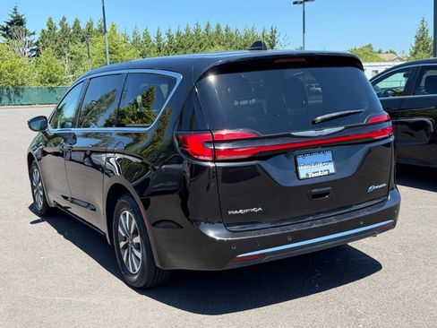 Used 2023 Chrysler Pacifica Touring-L FWD image 6