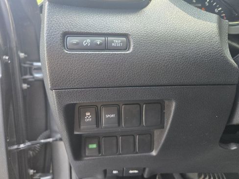 Used 2015 Nissan Rogue SV w/ SV Moonroof Package FWD image 15