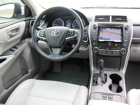 Used 2017 Toyota Camry XLE w/ Moonroof Package image 9